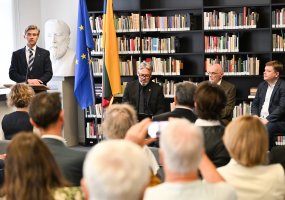 Pristatyta profesoriaus Sauliaus Sužiedėlio knyga - 8