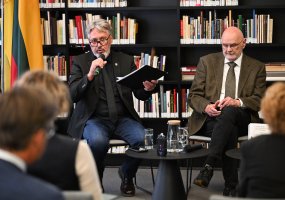 Pristatyta profesoriaus Sauliaus Sužiedėlio knyga - 17